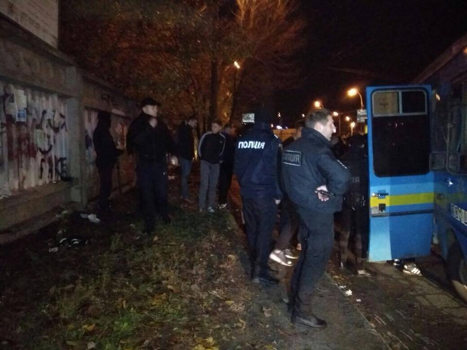 В Киеве футбольные болельщики устроили на улице грандиозную драку