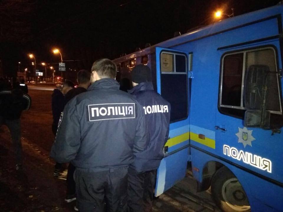 В Киеве футбольные болельщики устроили на улице грандиозную драку