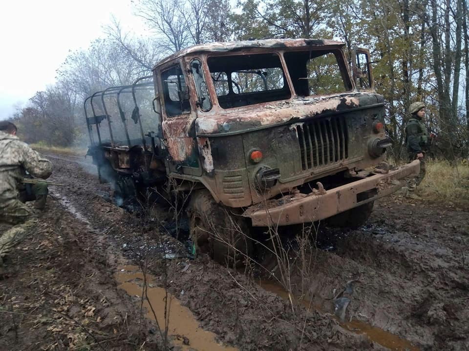 Терористи "ЛНР" підпалили вантажівку з українськими військовими: подробиці НП