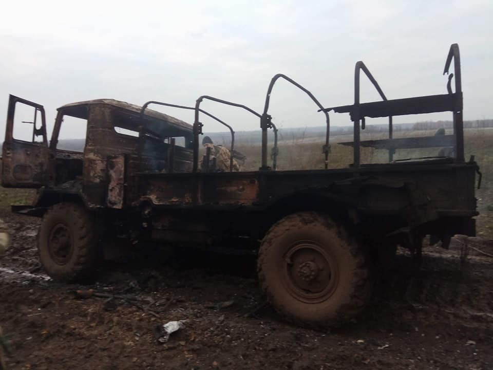 Терористи "ЛНР" підпалили вантажівку з українськими військовими: подробиці НП