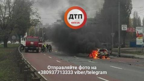 Жесткое ДТП в Киеве: авто горело, как факел