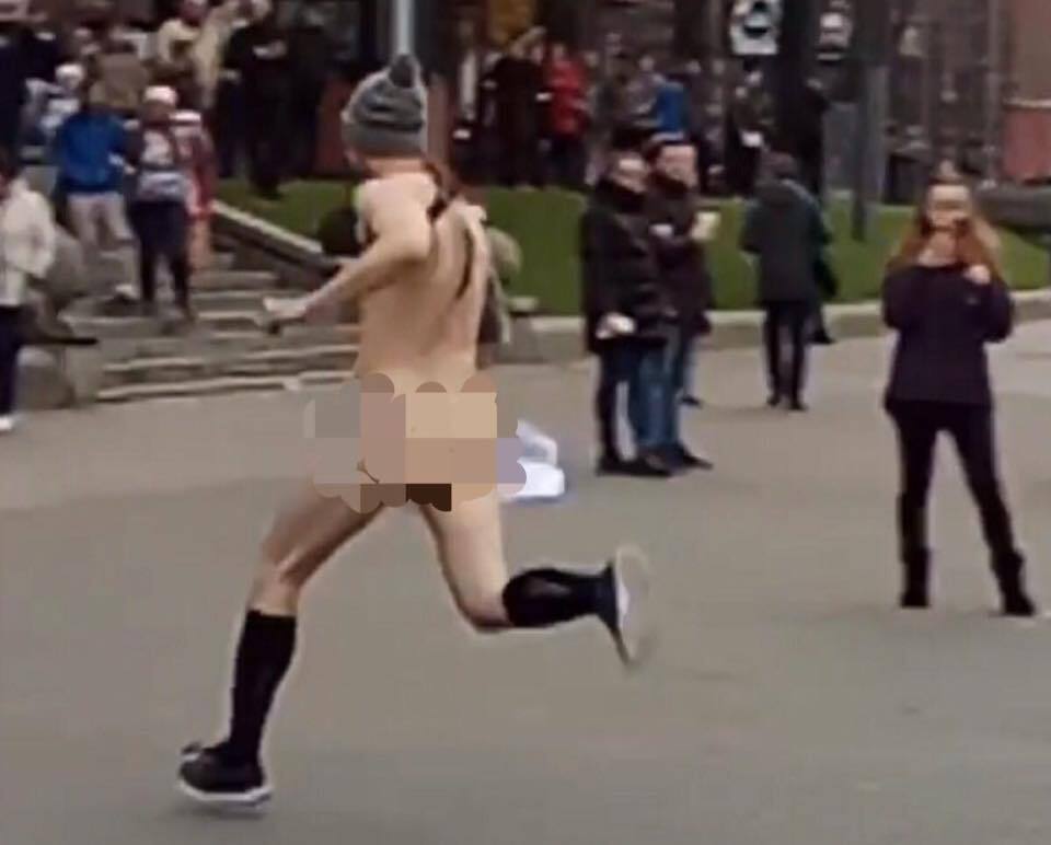 У чому мати народила: в центрі Києва стався дивний інцидент з голим чоловіком