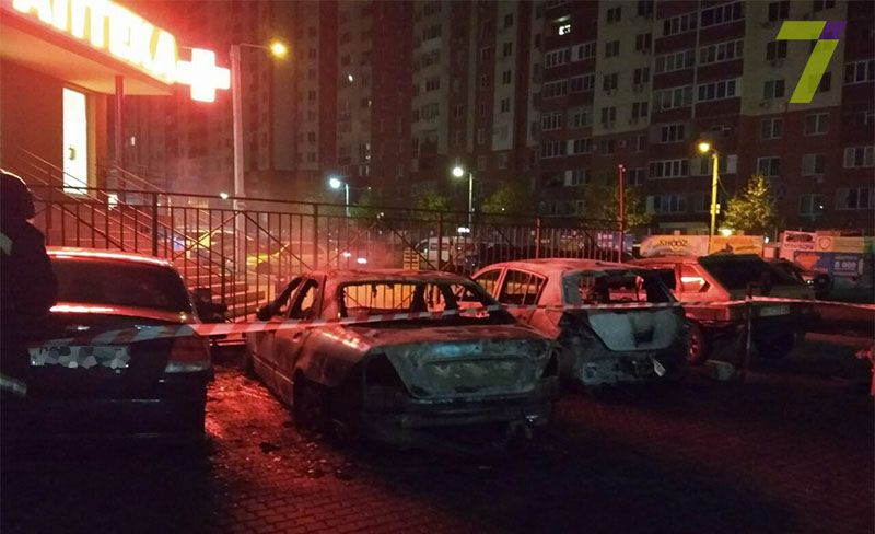 У різних районах: за ніч в Одесі згоріло майже 20 авто