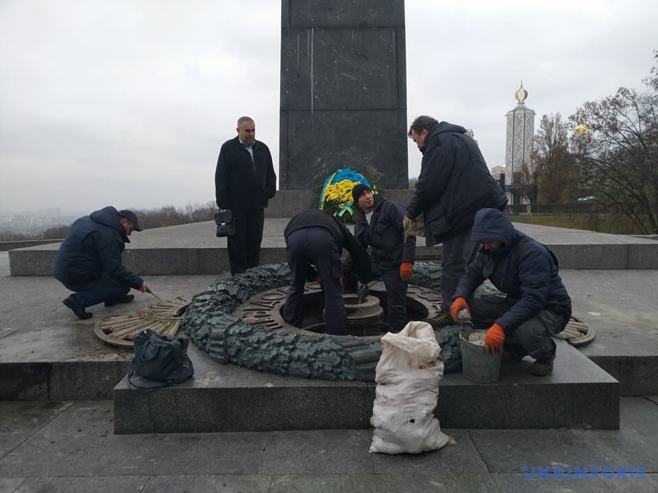 В Киеве залили цементом Вечный огонь: опубликованы фото