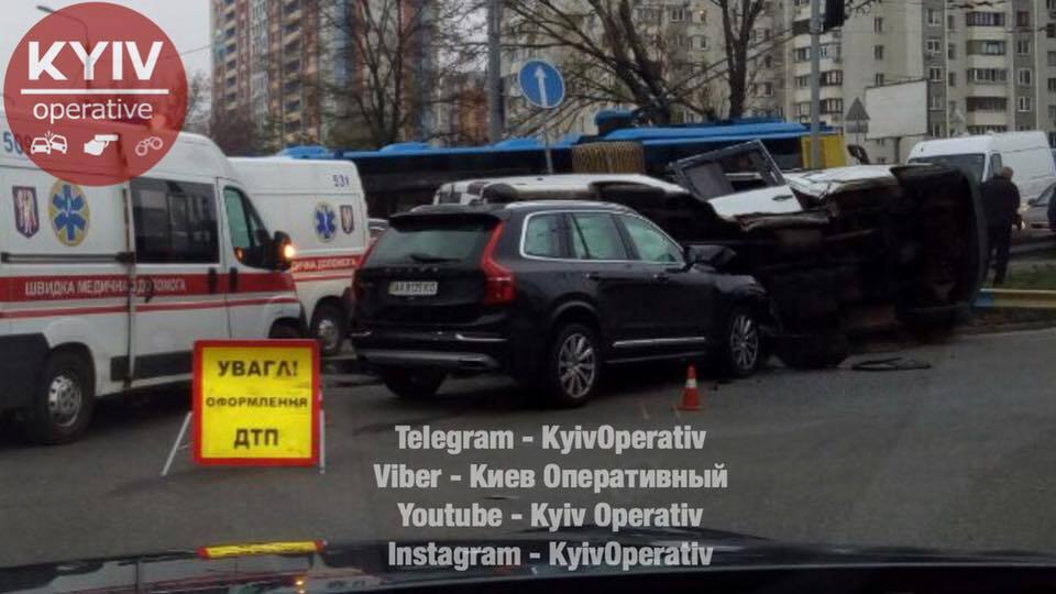 У Києві джип протаранив мікроавтобус: є постраждалі