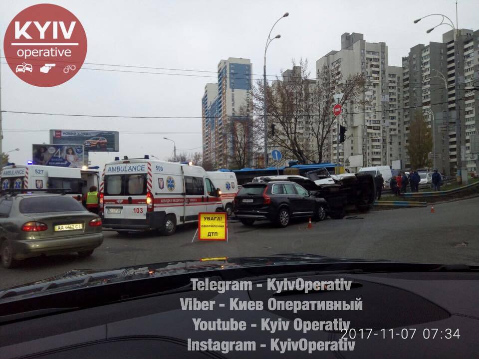 В Киеве джип протаранил микроавтобус: опубликованы фото с места масштабного ДТП