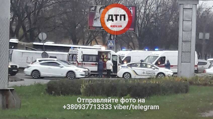 В Киеве джип протаранил микроавтобус: опубликованы фото с места масштабного ДТП