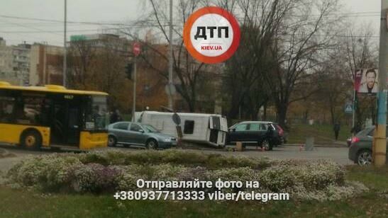 У Києві джип протаранив мікроавтобус: опубліковані фото з місця масштабної ДТП