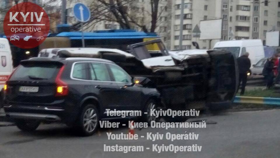 В Киеве джип протаранил микроавтобус: опубликованы фото с места масштабного ДТП