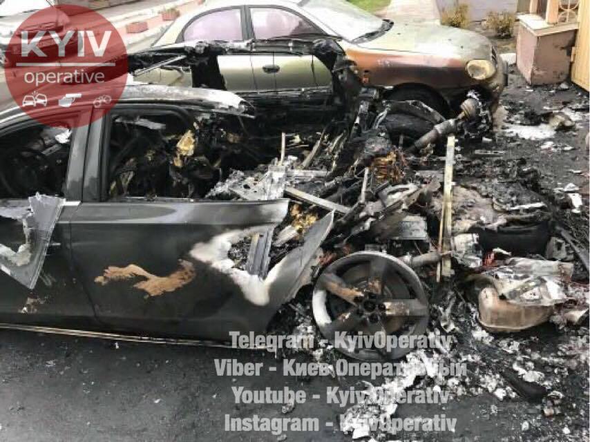 Взорвали? В Киеве загадочно сгорело авто, на котором возили экс-министра