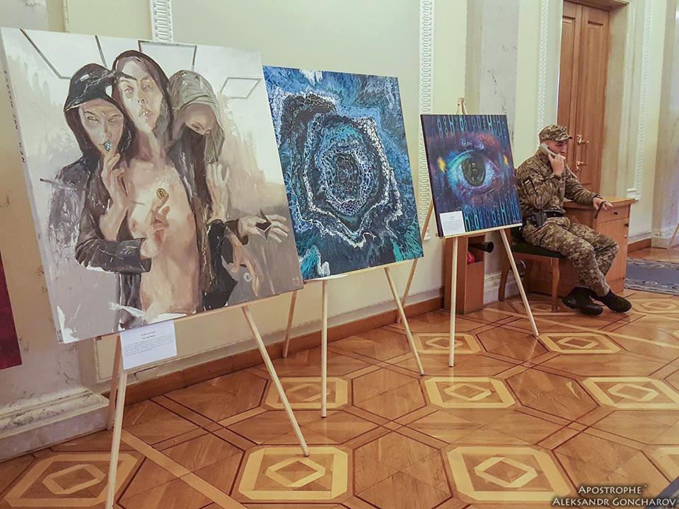 Біля Верховної Ради помітили голу жінку: фотофакт