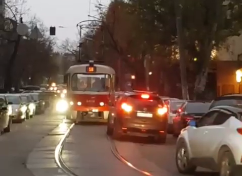 Хотят перепрыгнуть? Известный телеведущий ярко раскритиковал водителей в Киеве