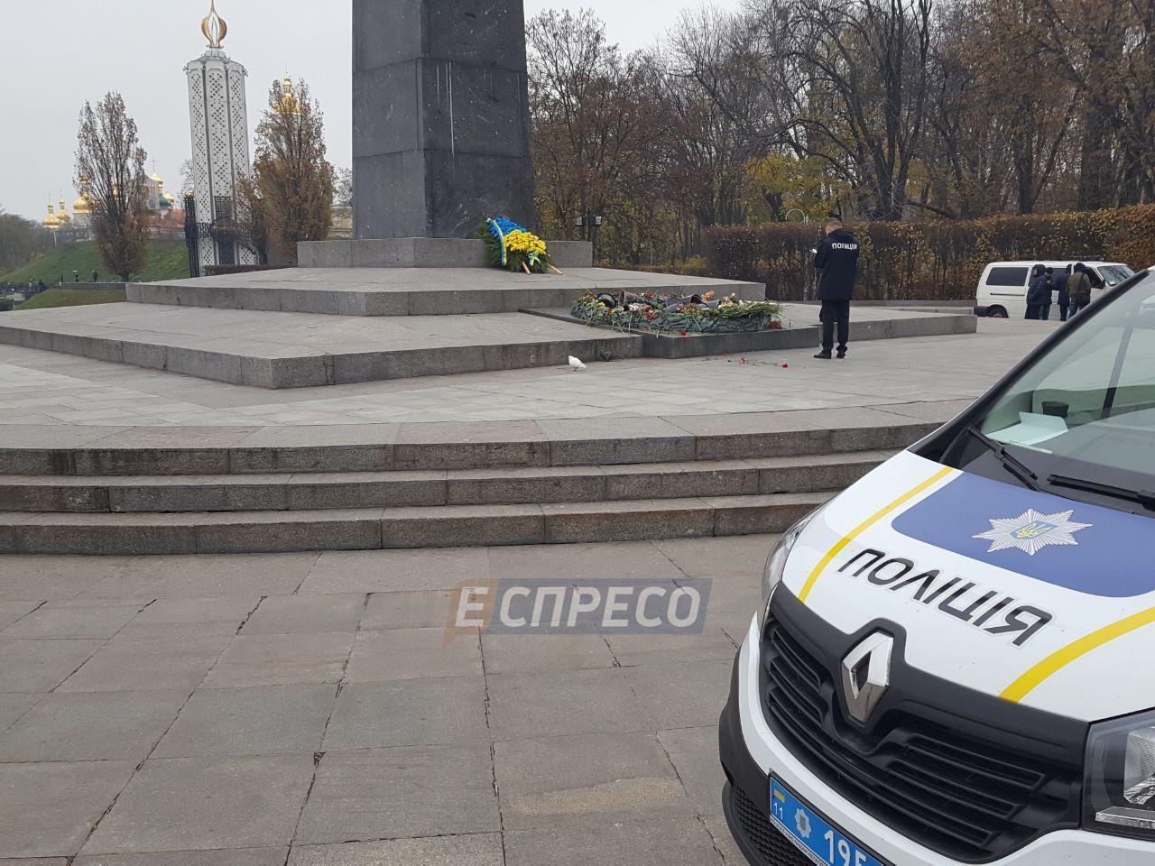 В Киеве залили цементом Вечный огонь: опубликованы фото