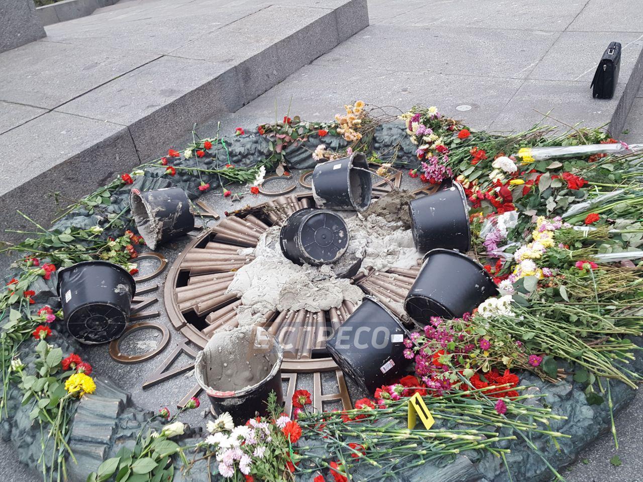 У Києві залили цементом Вічний вогонь: опубліковані фото