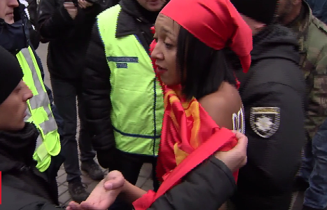 У центрі Києва активістка Femen влаштувала оголений протест на пам'ятнику