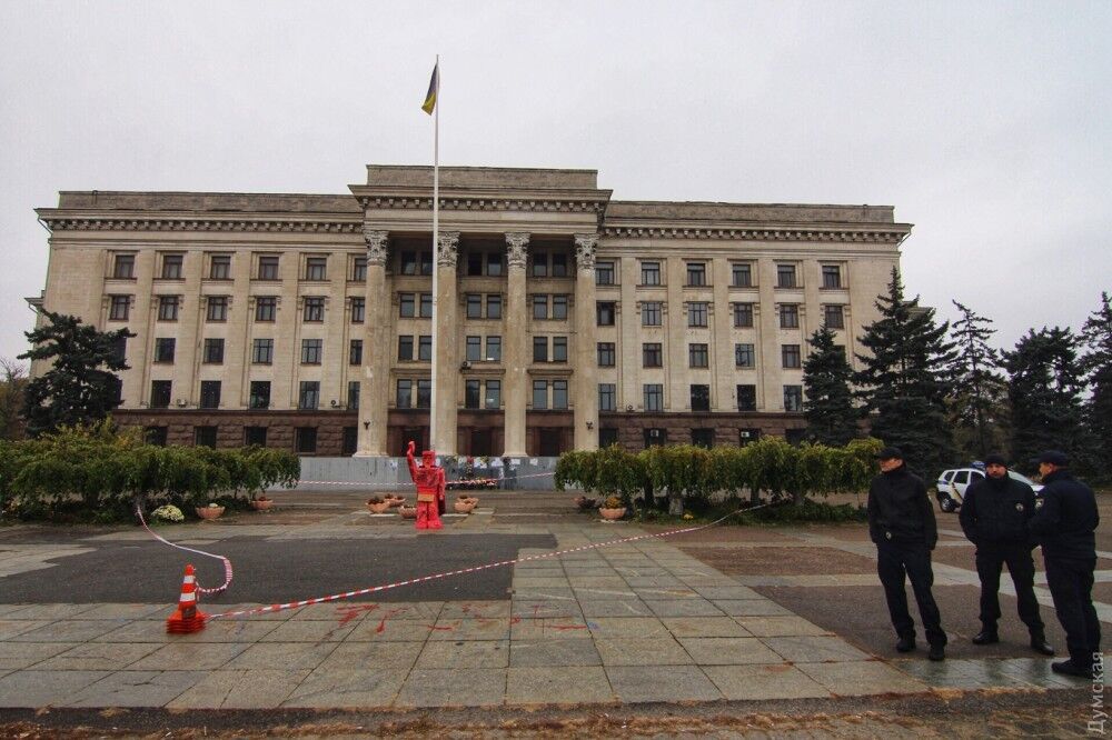 "Термінатор-5": у мережі висміяли "пам'ятник" в Одесі до 100-річчя Жовтневого перевороту