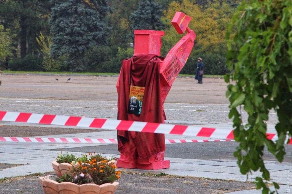 "Термінатор-5": у мережі висміяли "пам'ятник" в Одесі до 100-річчя Жовтневого перевороту