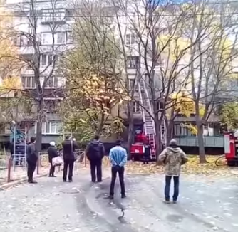 У Києві спалахнула велика пожежа в житловому будинку, є жертва