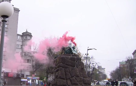 У центрі Києва активістка Femen влаштувала оголений протест на пам'ятнику