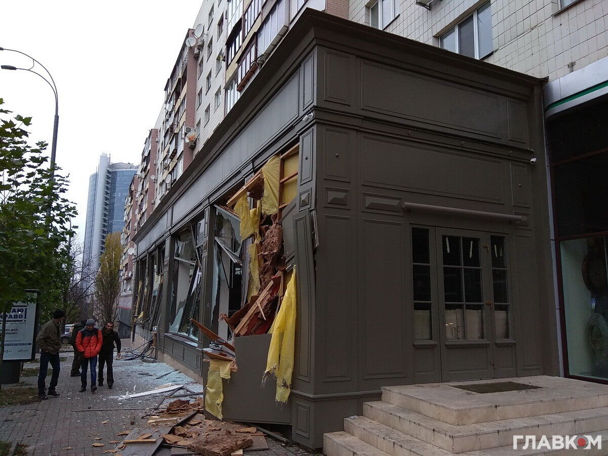 Молниеносно: в центре Киева неизвестные разнесли экскаватором магазин
