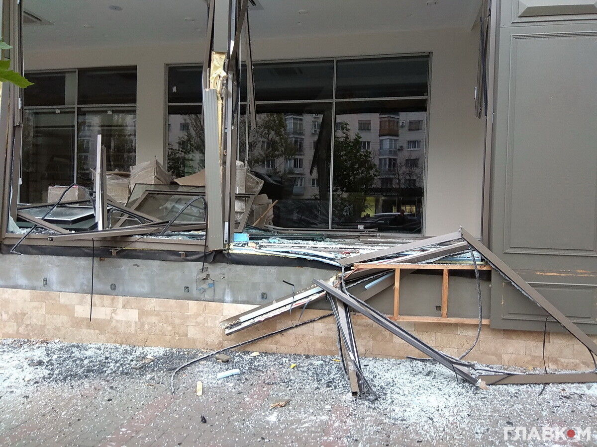 Молниеносно: в центре Киева неизвестные разнесли экскаватором магазин