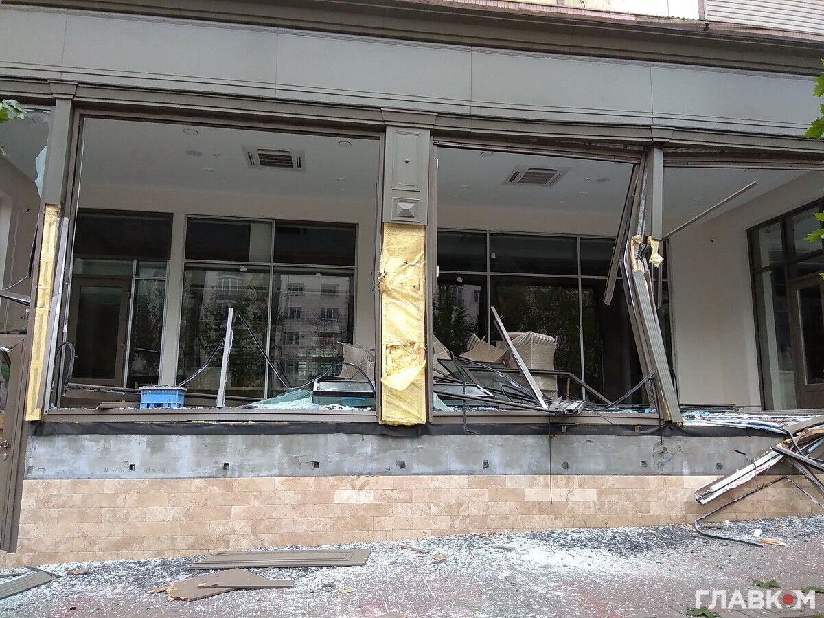 Молниеносно: в центре Киева неизвестные разнесли экскаватором магазин 