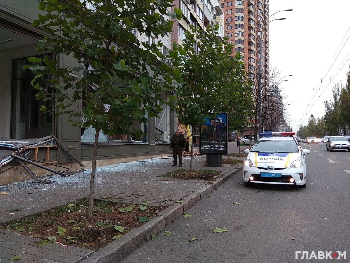 Блискавично: у центрі Києва невідомі розтрощили екскаватором магазин