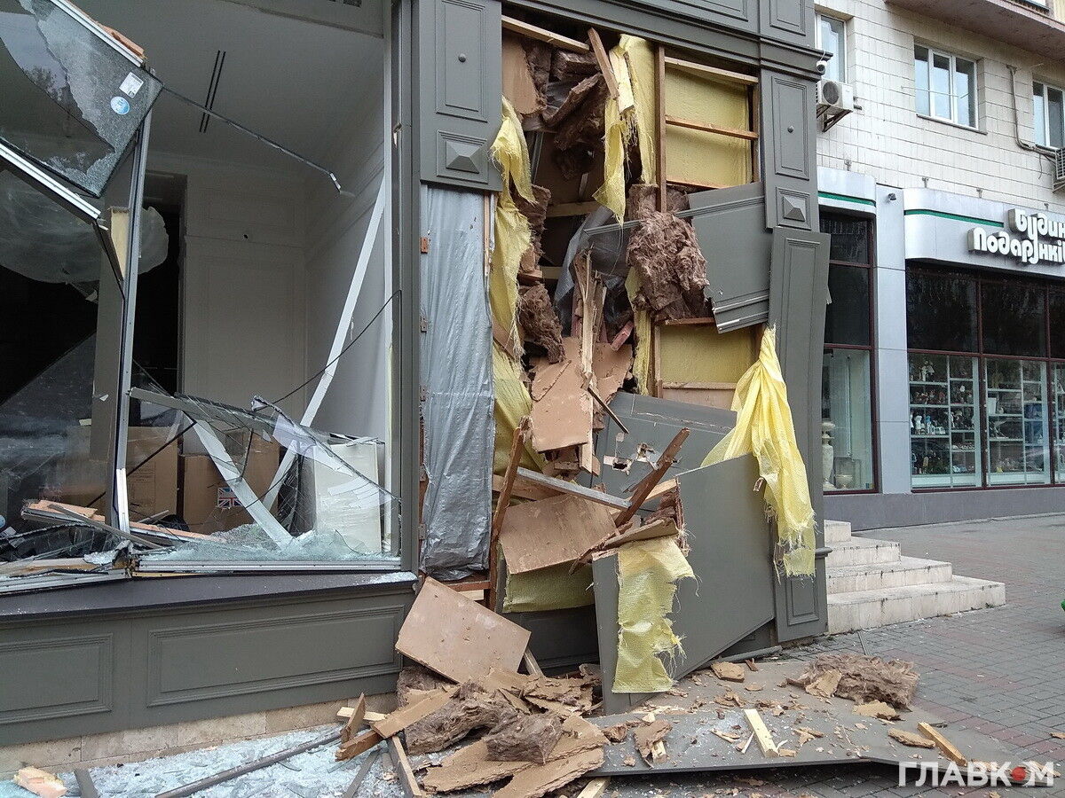 Блискавично: у центрі Києва невідомі розтрощили екскаватором магазин