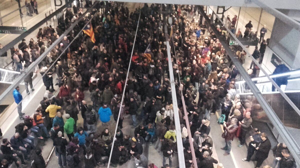 Захоплений вокзал: у Каталонії почався масовий страйк