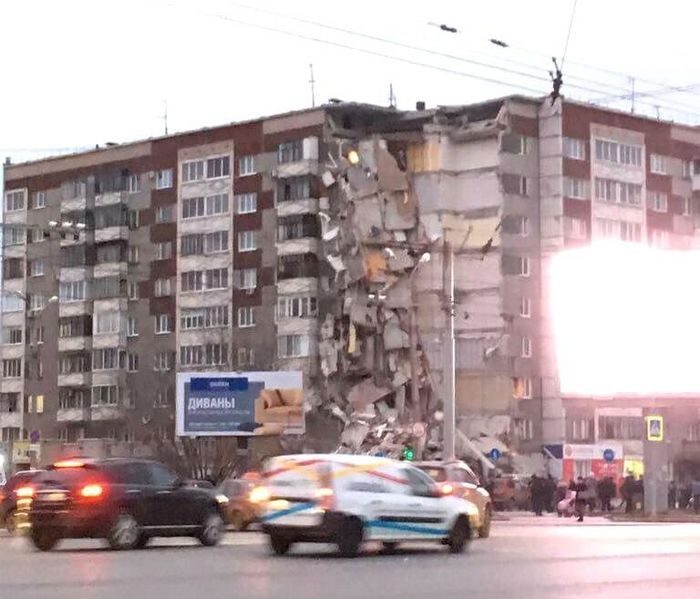 В Іжевську вибухнув житловий будинок, завалилися 9 поверхів