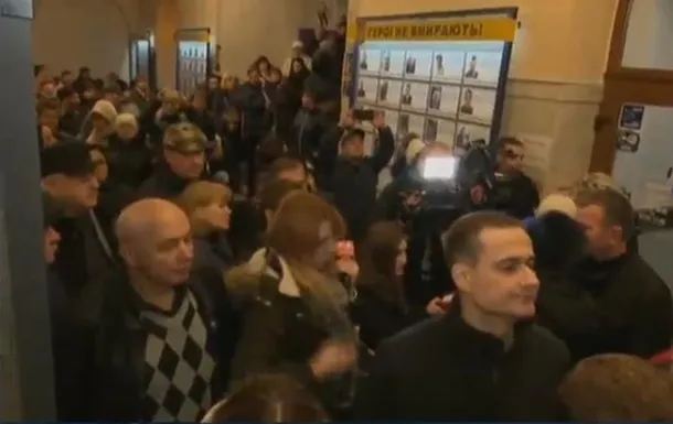 Протестующие прорвались в здание КГГА: озвучены требования