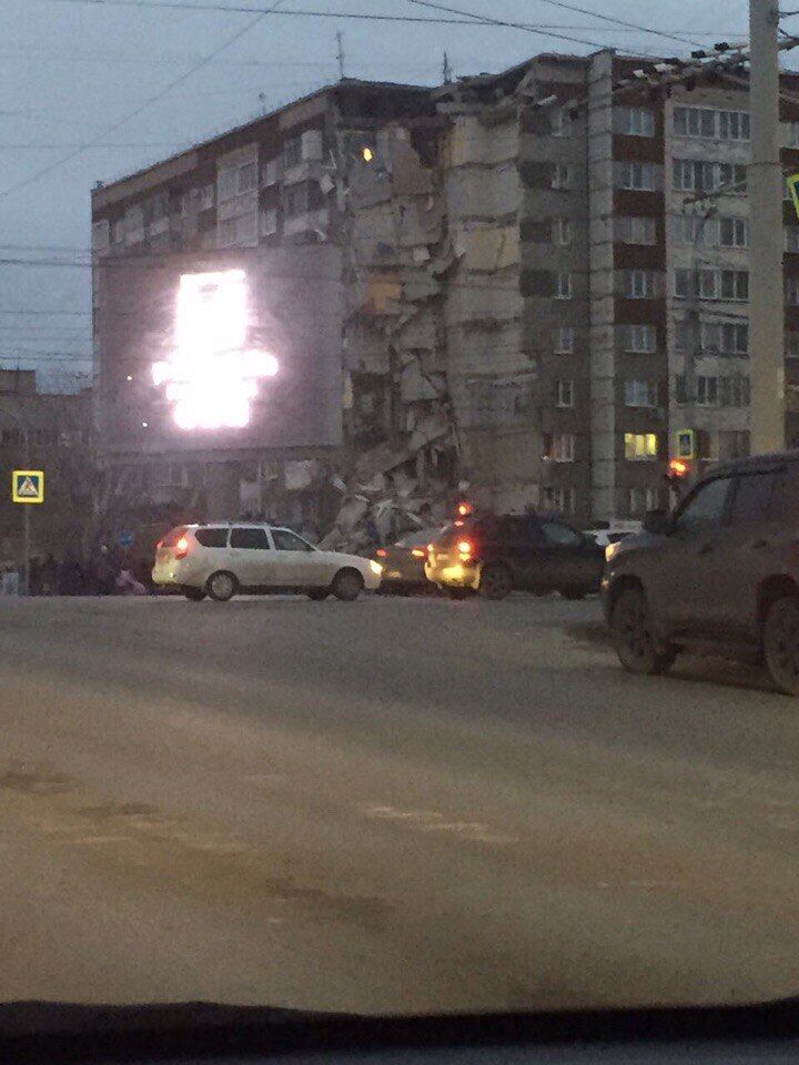 У російському Іжевську завалилася частина житлового 9-поверхового будинку: з'явилися фото і відео