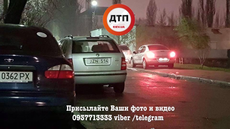 В Киеве водители на "евробляхах" устроили блокаду райотделу полиции: появились фото и видео