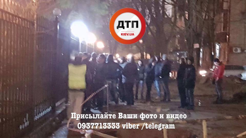 В Киеве водители на "евробляхах" устроили блокаду райотделу полиции: появились фото и видео