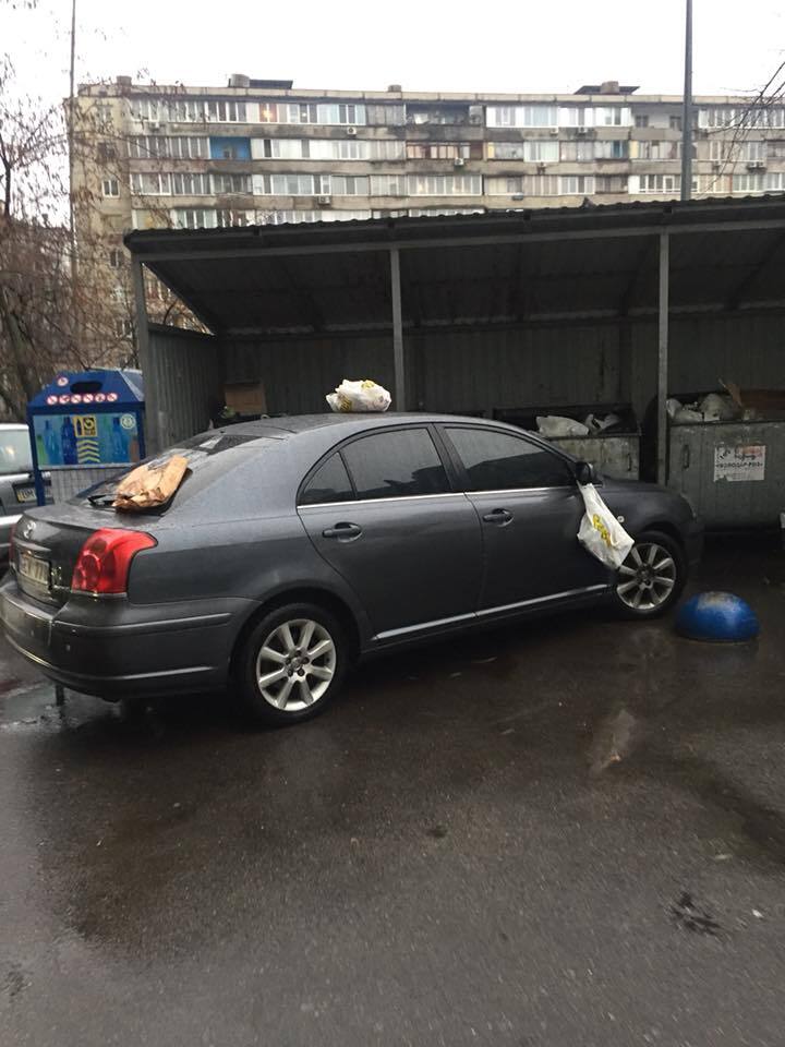 "Что делать с мозгами?" В Киеве разгневанные жители проучили героя парковки