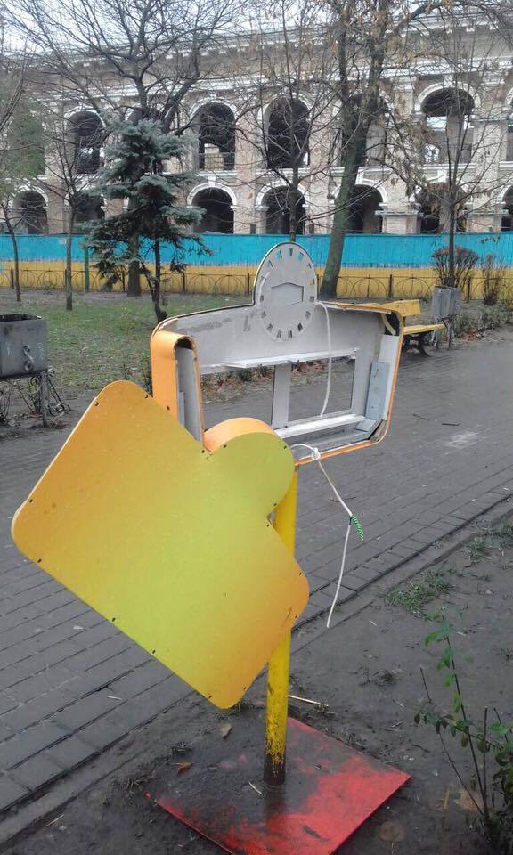 У центрі Києва вандали розтрощили "розумні" конструкції
