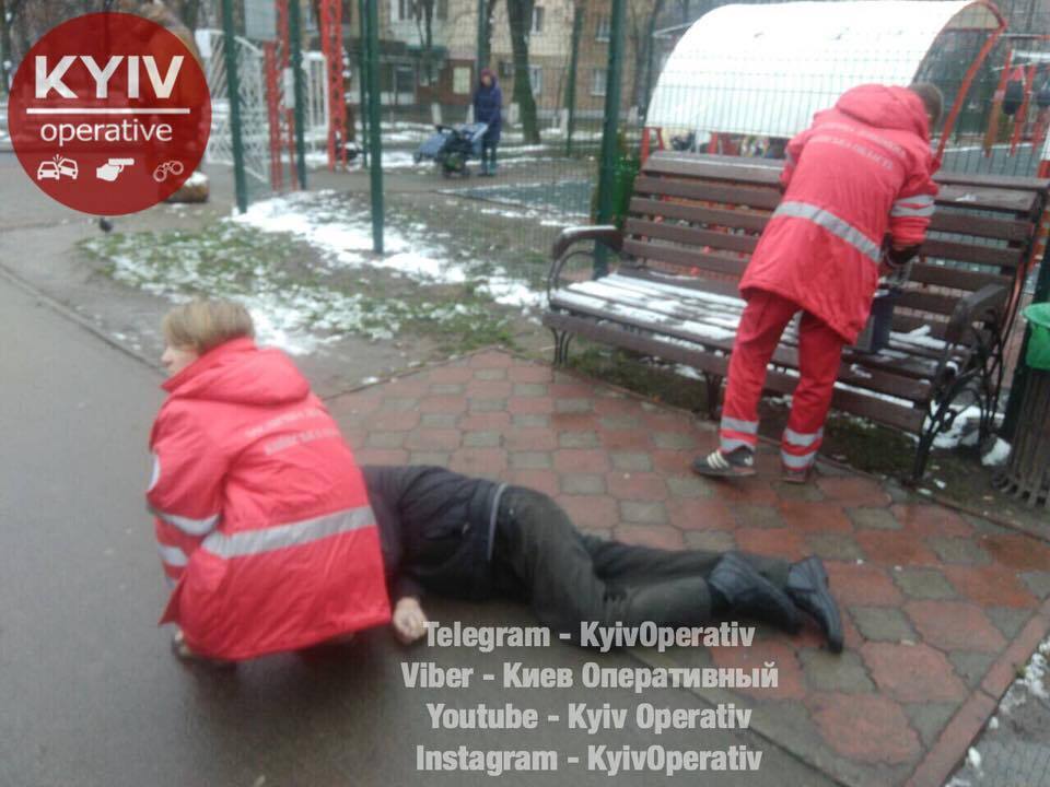 Никто не подошел: под Киевом у всех на глазах умер мужчина