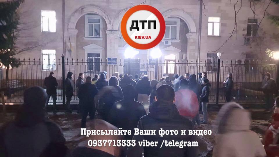 В Киеве водители на "евробляхах" устроили блокаду райотделу полиции: появились фото и видео