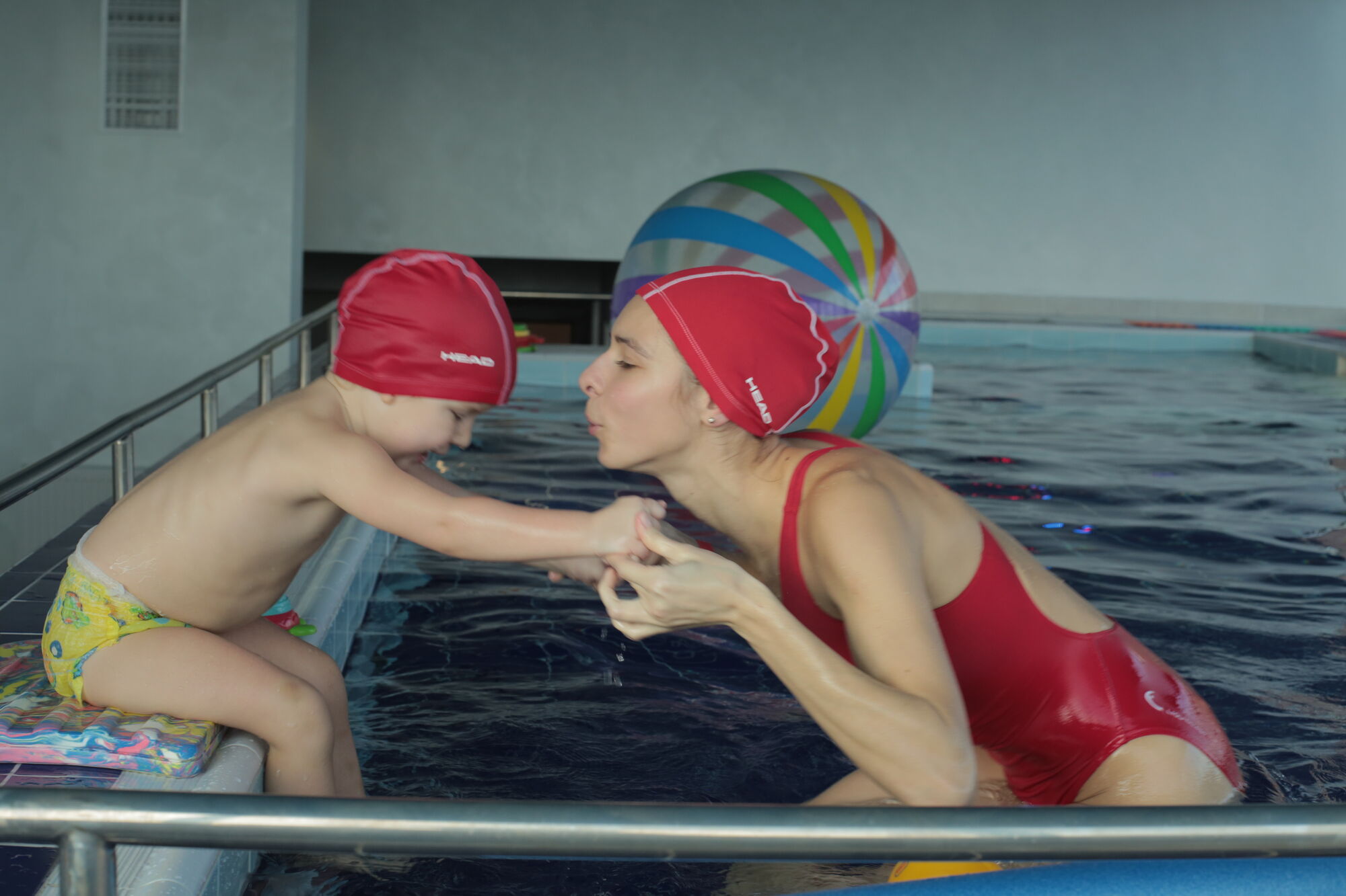 Особлива дитина - не діагноз: як плавання поставило на ноги маленьку Аню Савчук