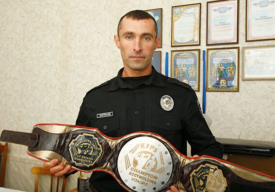 Настоящая машина: украинский полицейский выиграл чемпионат по бодибилдингу. Фото красавца