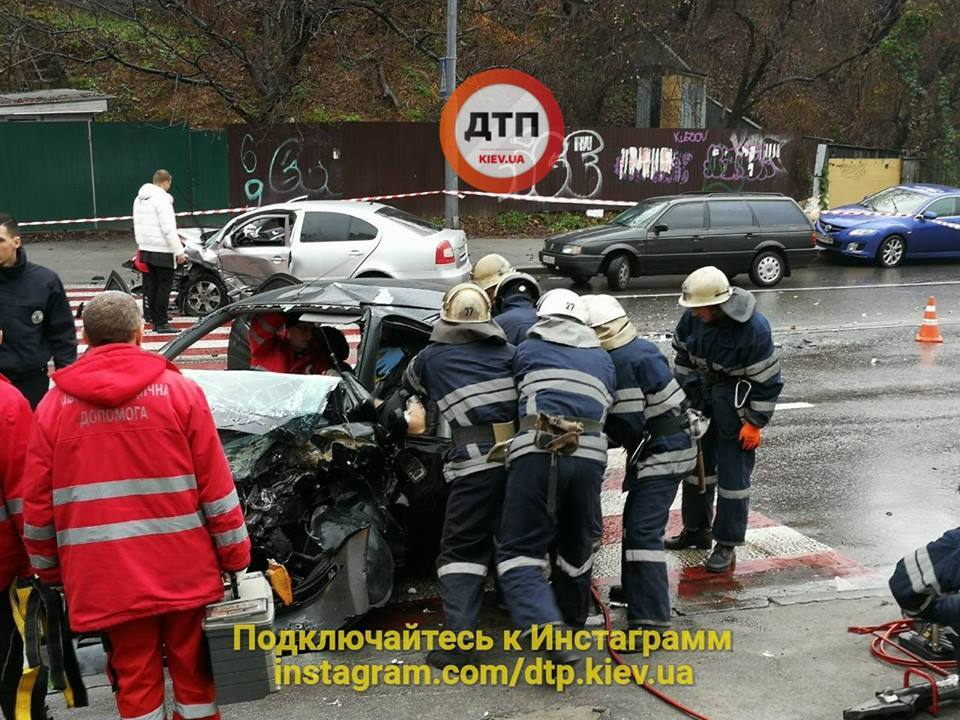 Пьяное ДТП в Киеве: спасатели "выпиливали" пострадавших из искореженного авто
