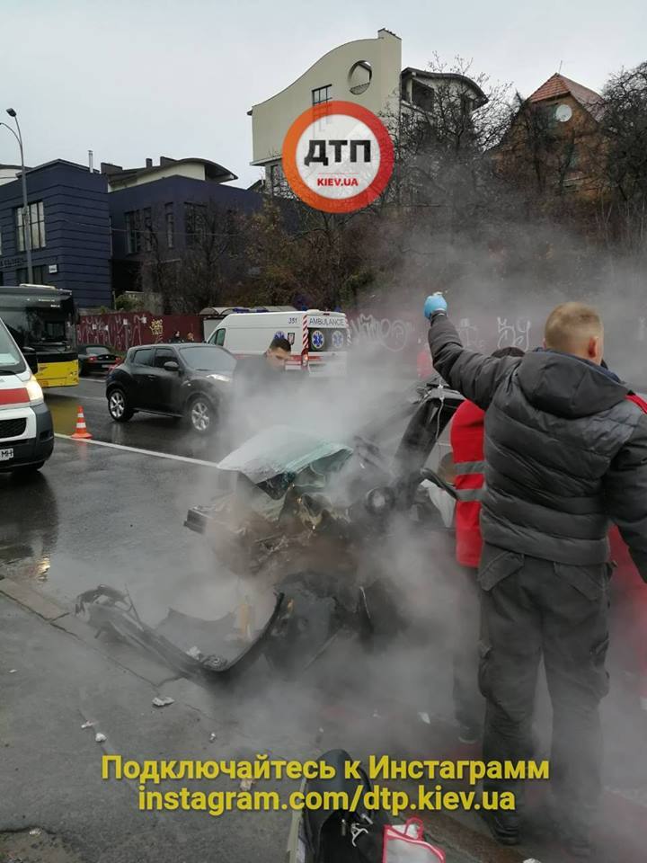 Пьяное ДТП в Киеве: спасатели "выпиливали" пострадавших из искореженного авто