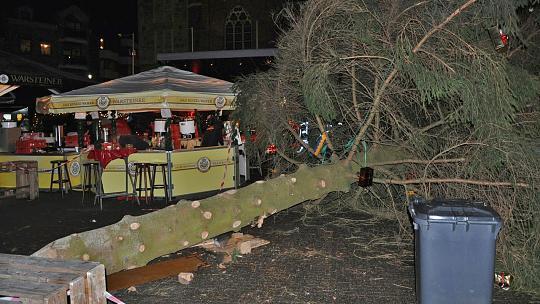 У Німеччині різдвяна ялинка впала на дитячу карусель: є постраждалі