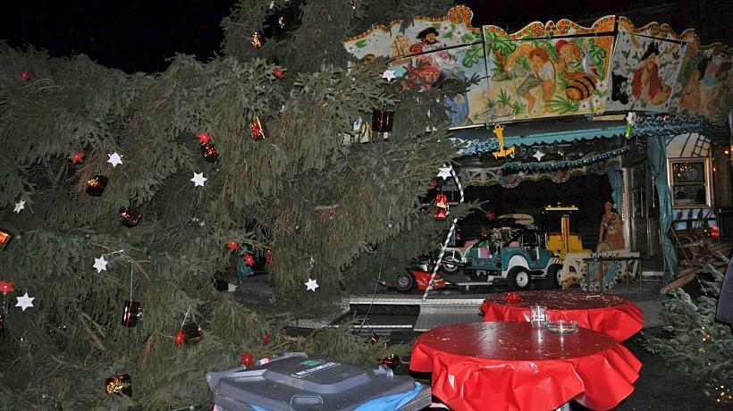 В Германии рождественская ель упала на детскую карусель: есть пострадавшие