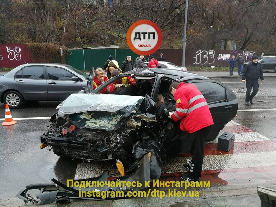 Пьяное ДТП в Киеве: спасатели "выпиливали" пострадавших из искореженного авто