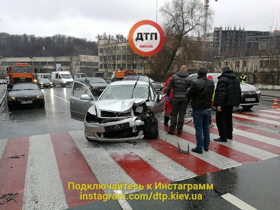 П'яна ДТП у Києві: рятувальники "випилювали" постраждалих із понівеченого авто