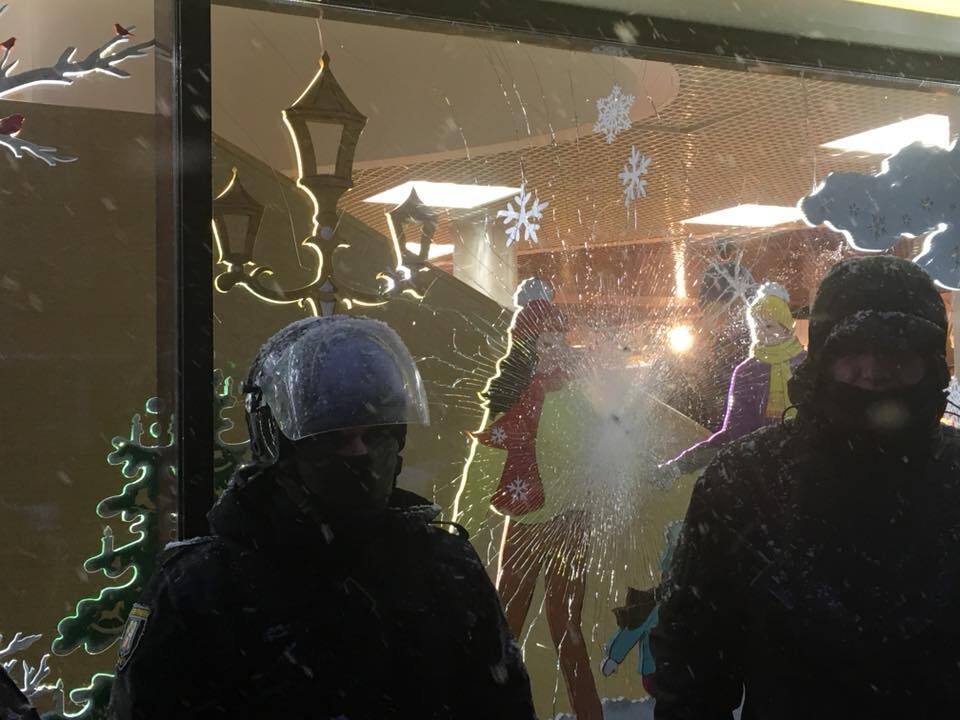 Прихильники Саакашвілі розгромили вітрину магазину Roshen