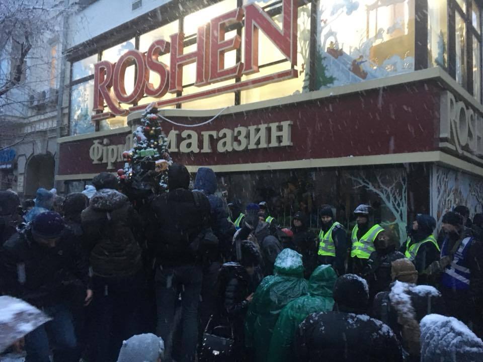 Сторонники Саакашвили разгромили витрину магазина Roshen