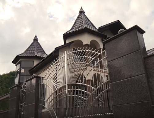 Живут, как короли: журналисты показали самое богатое село Украины