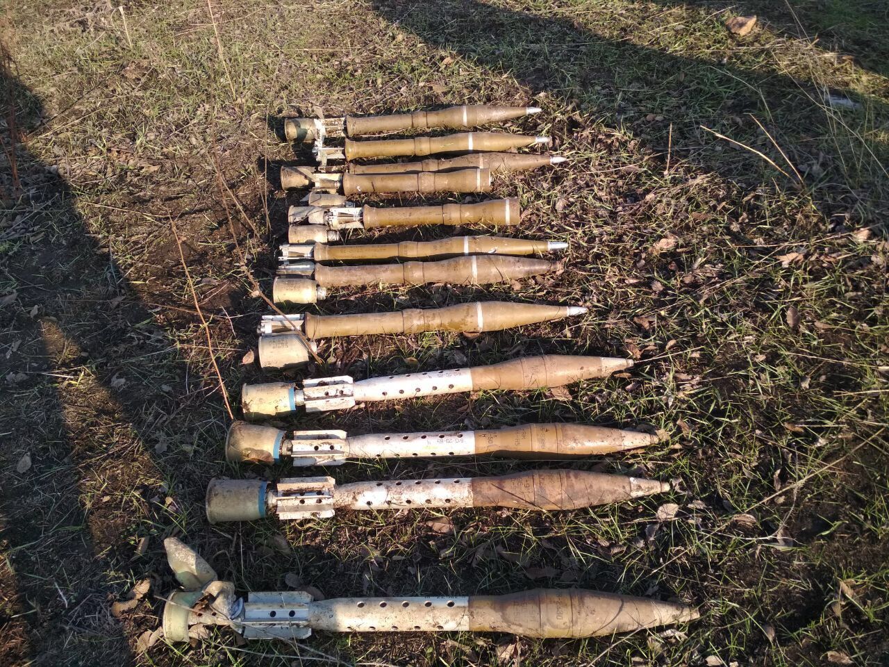 Маркування "спалило": на Донбасі знайшли схрон російської зброї